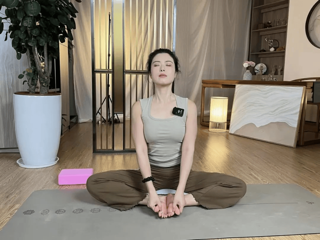简橙瑜伽总教头王蕊:从经络瑜伽到养生全能,重塑中老年人的身心健康_身体_问题_动作