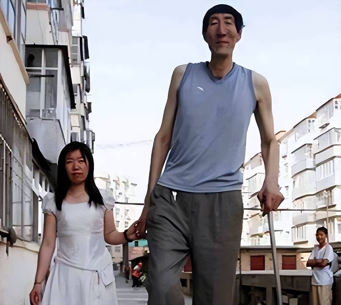 中国第一巨人鲍喜顺:不听医生劝告非要生子,现在儿子长到多高?