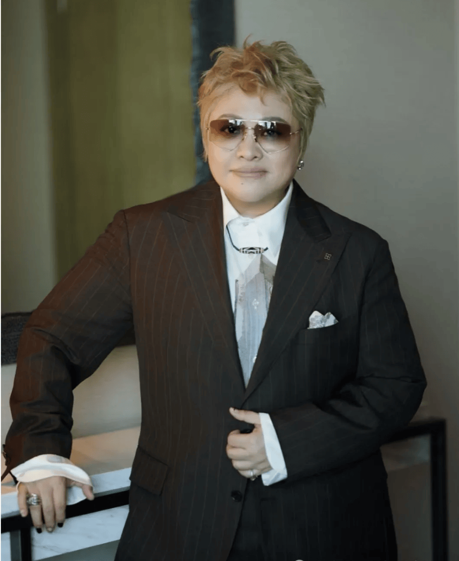 55岁韩红暴瘦40斤堪比做了次医美,染金发戴百万天珠,时髦得似变了个人
