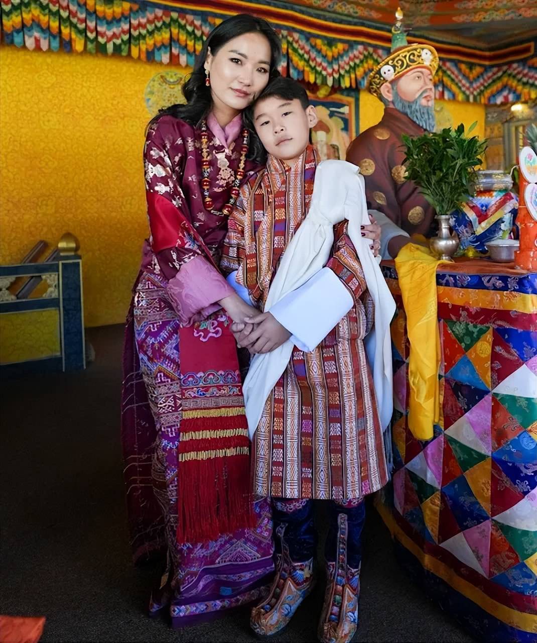 不丹王室齐聚国庆节!佩玛王后抱着小公主好美,四位王母都好惊艳_国王_小王子_孩子