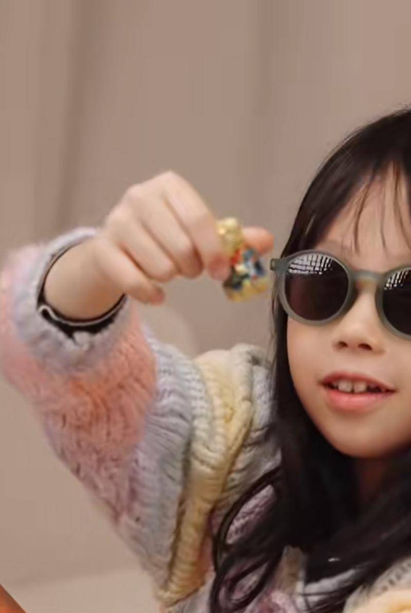 伊能静晒8岁女儿正脸照,整牙后门牙缝隙大,下巴跟哥哥一模一样