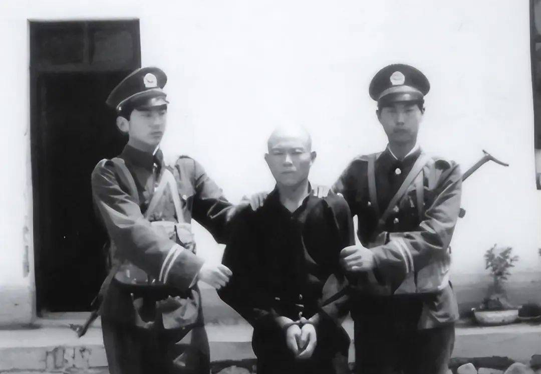 得知警察正找上门,龙治民吓得脸色苍白,打算立马找地方躲起来,然而刚