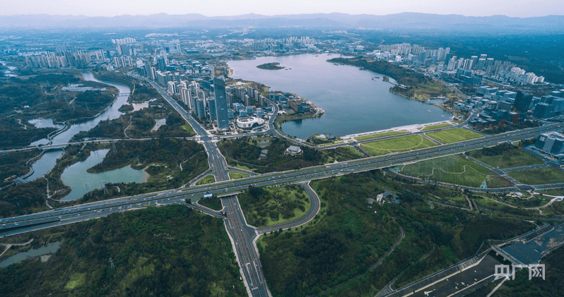 【人民城市·温情中国】打造“公园城市”样板 守护蓉城幸福 