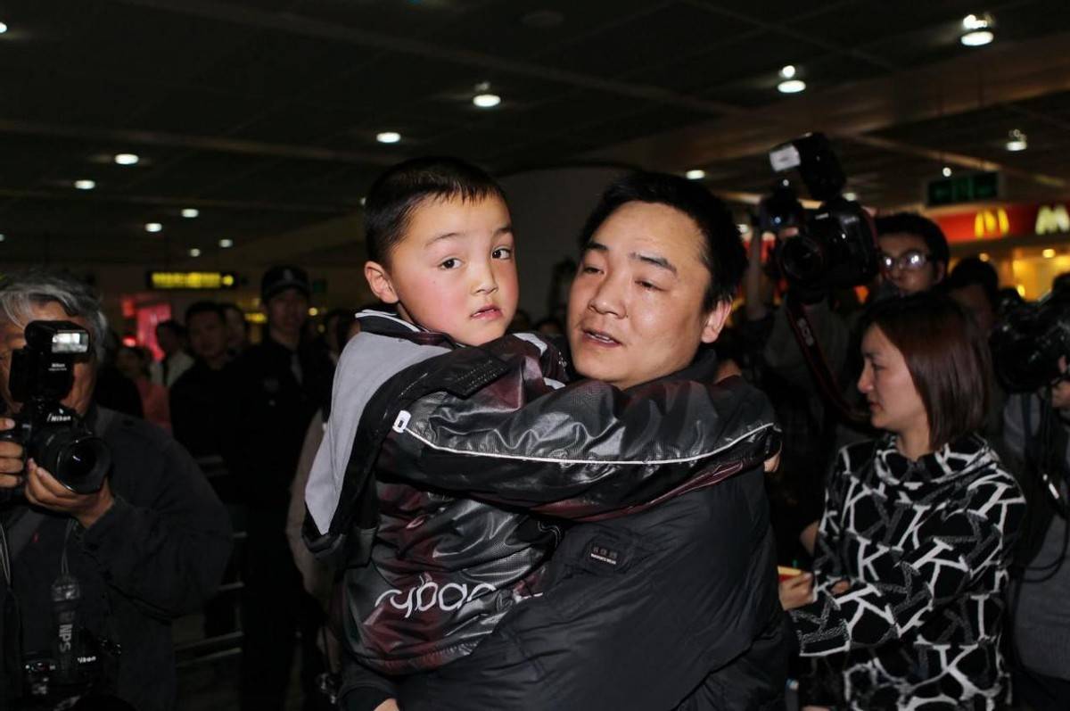 3岁男孩被拐1050天,人群中一眼认出亲爹,直接跑过去抱住不撒手