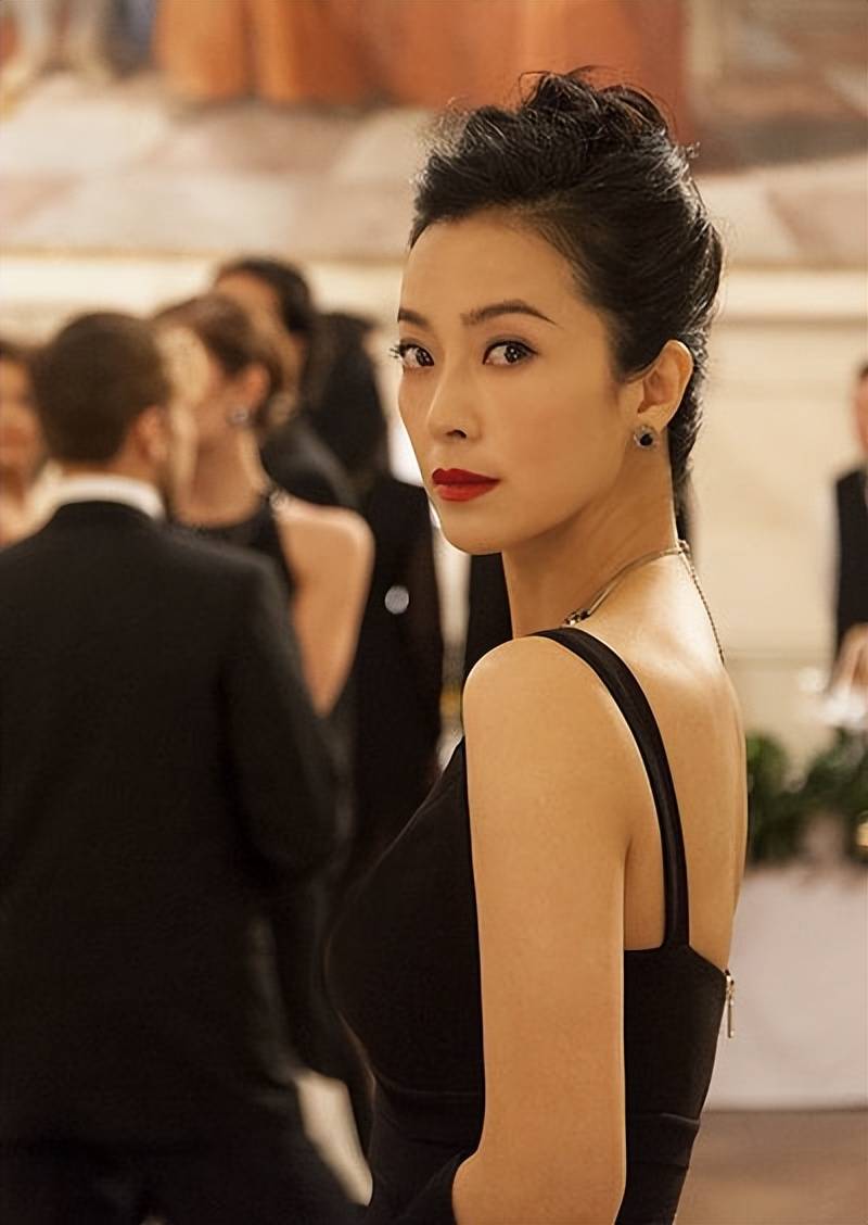 抛弃相爱28年的发妻,转身投入苏岩怀抱的她,15年过去他后悔么?