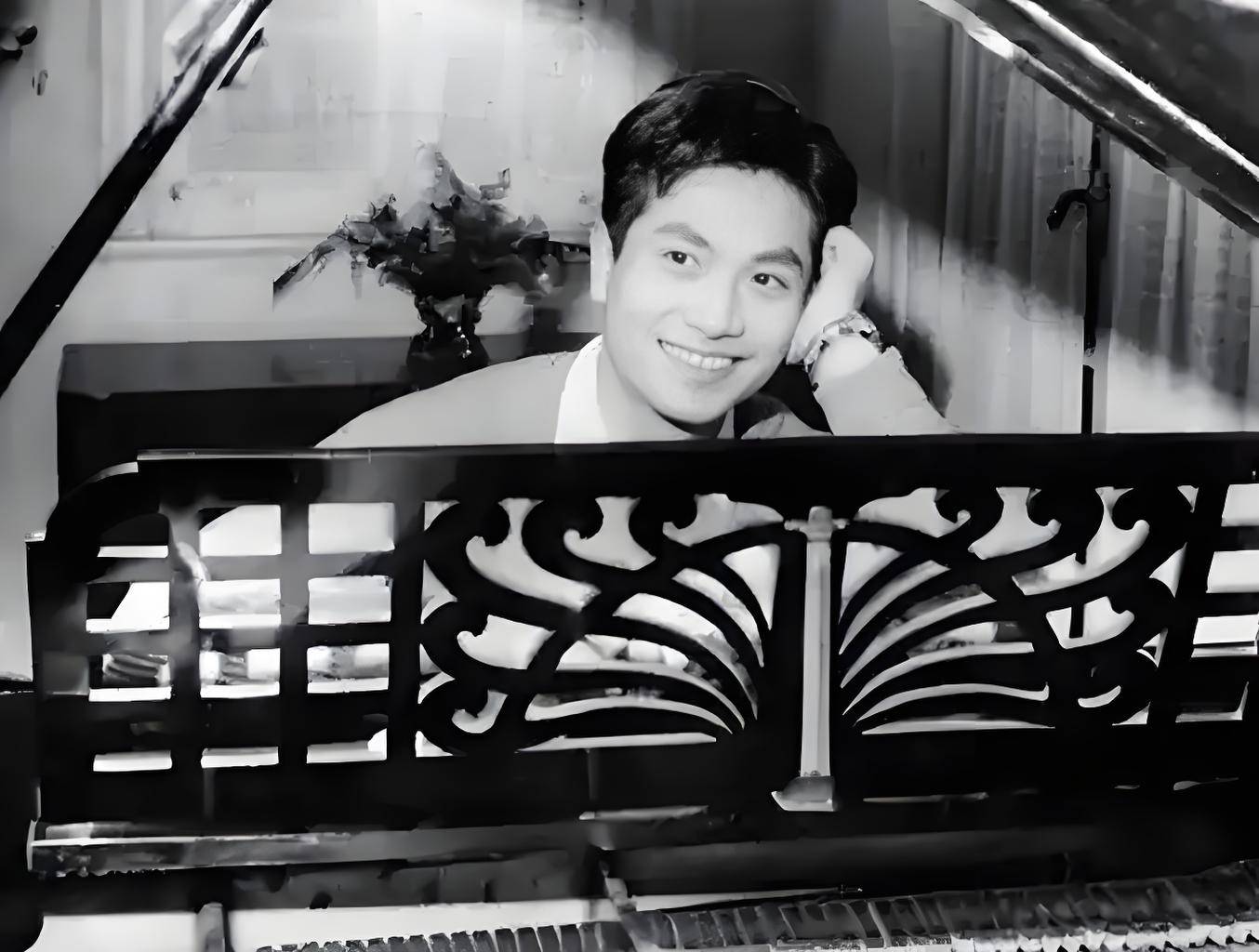 老照片:年轻时的梁波罗确实丰神俊朗,难怪孙道临会选他做接班人