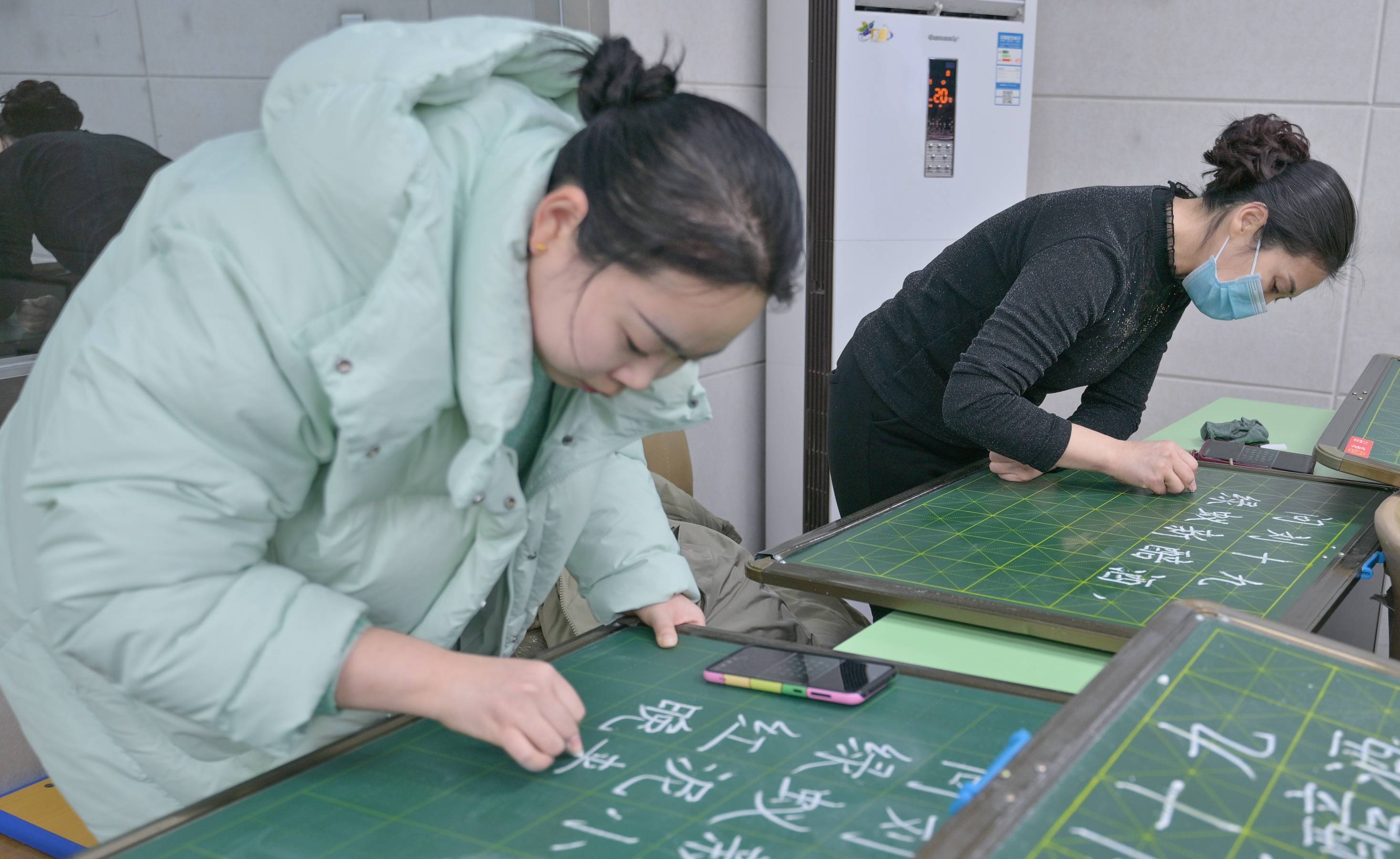 粉墨凝匠心 撇捺展风采:驻马店实验小学举行教师粉笔字比赛