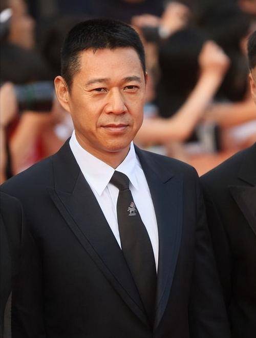 霍凡,嫁给大12岁张丰毅,结婚30年却不要孩子,她到底图什么?_张博宇_家庭_儿子