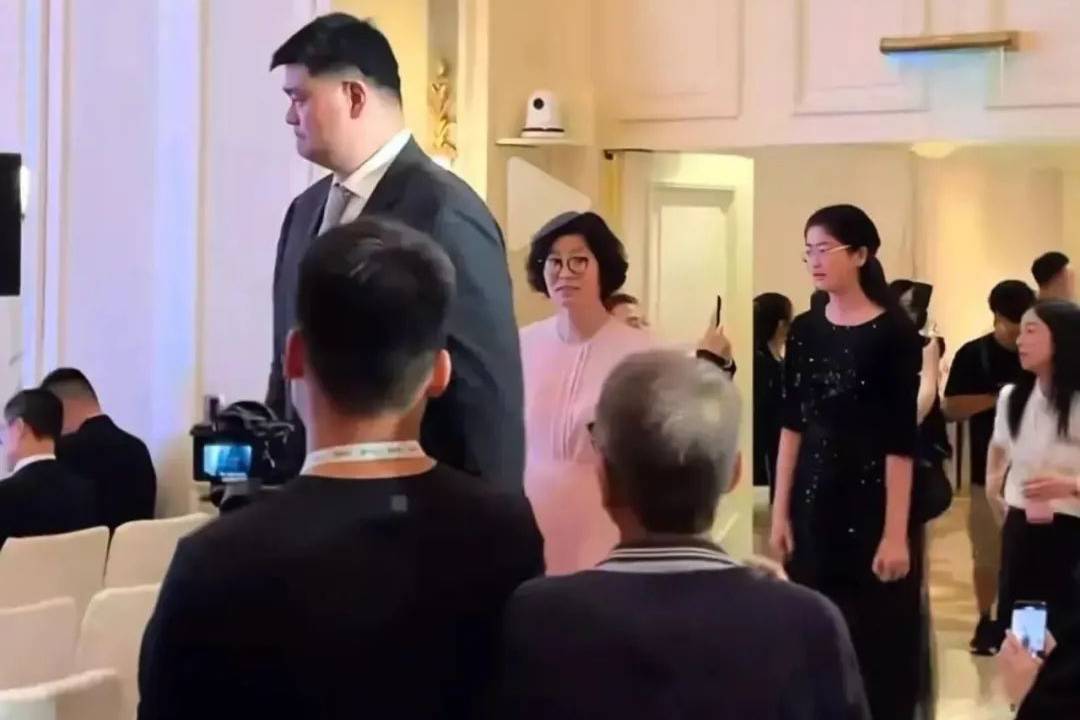 姚明一家三口露面！女儿超过1.9米，一袭黑裙上台发言，落落大方