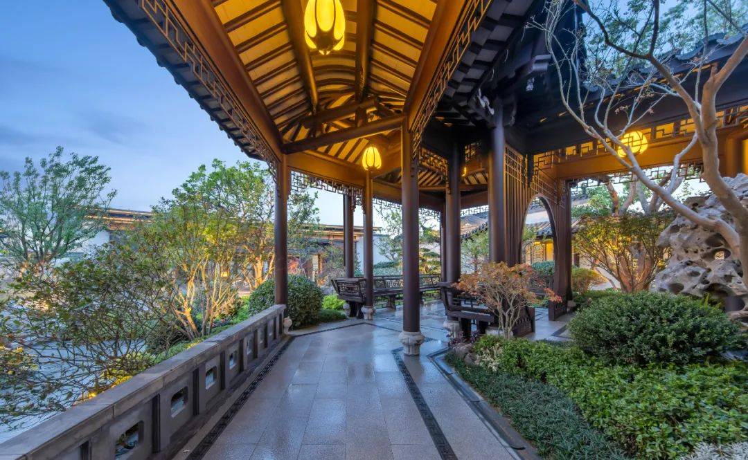 如今,风雨连廊也是少数改善楼盘