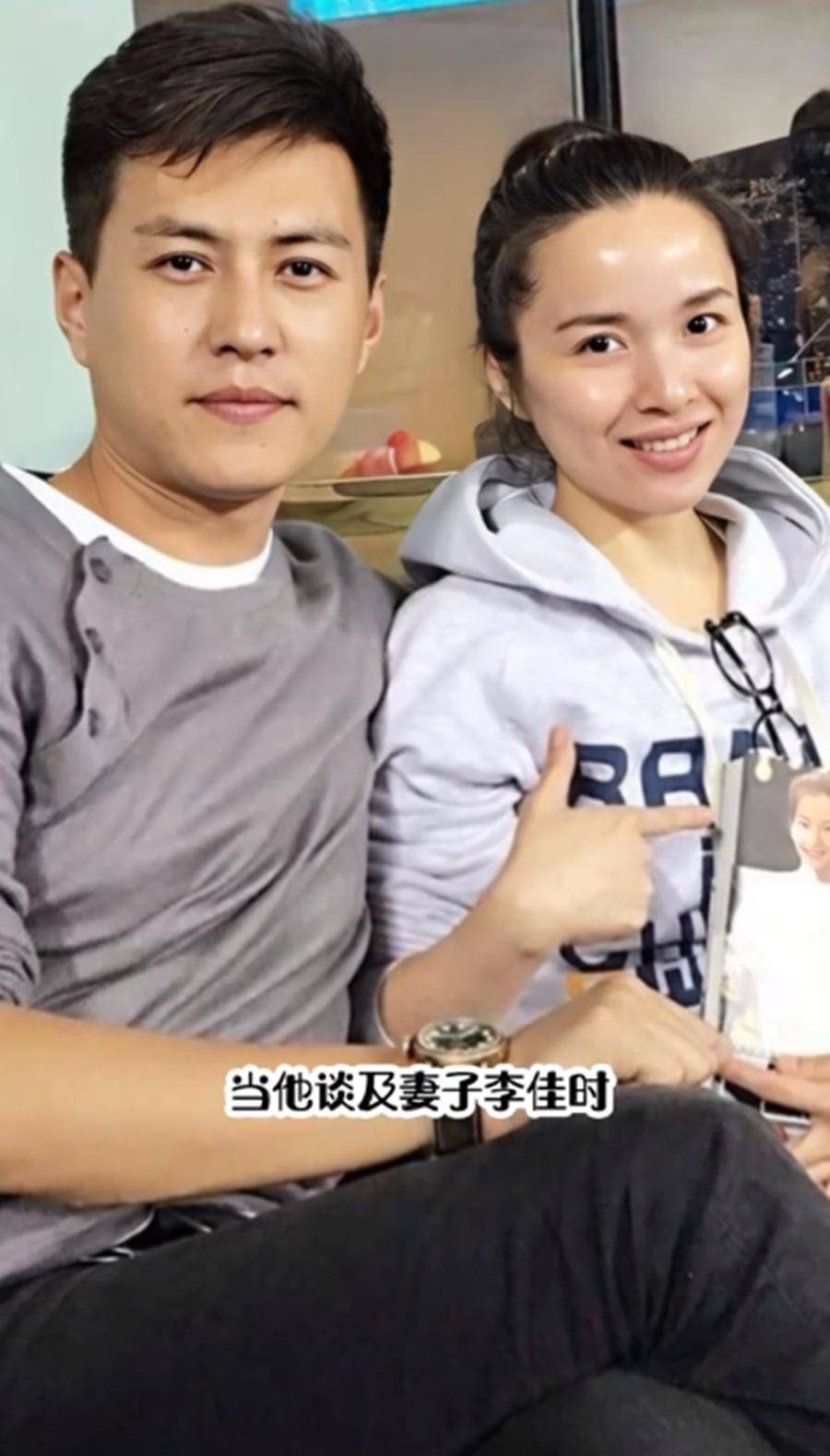 48岁的靳东好幸福 妻子带儿子去云南玩