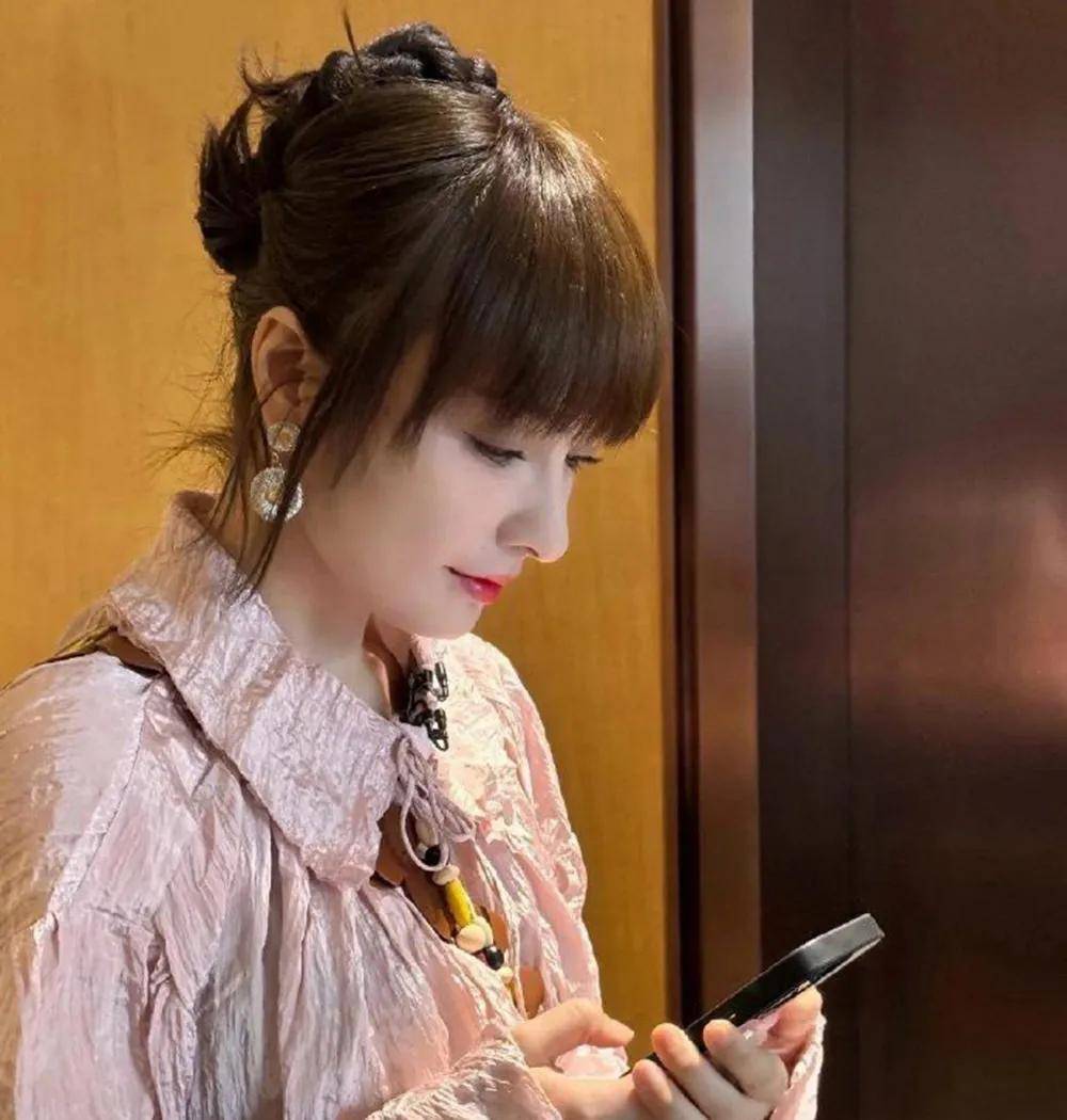 41岁吴昕瘦身后美的认不出,瓜子脸红唇穿搭时髦,软妹子变身大女主!