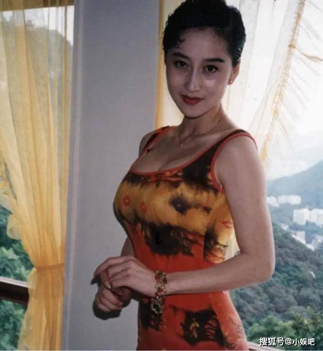 李连杰晒妻子照片,61岁利智衰老如奶奶,而62岁黄秋燕仍然美艳动人!