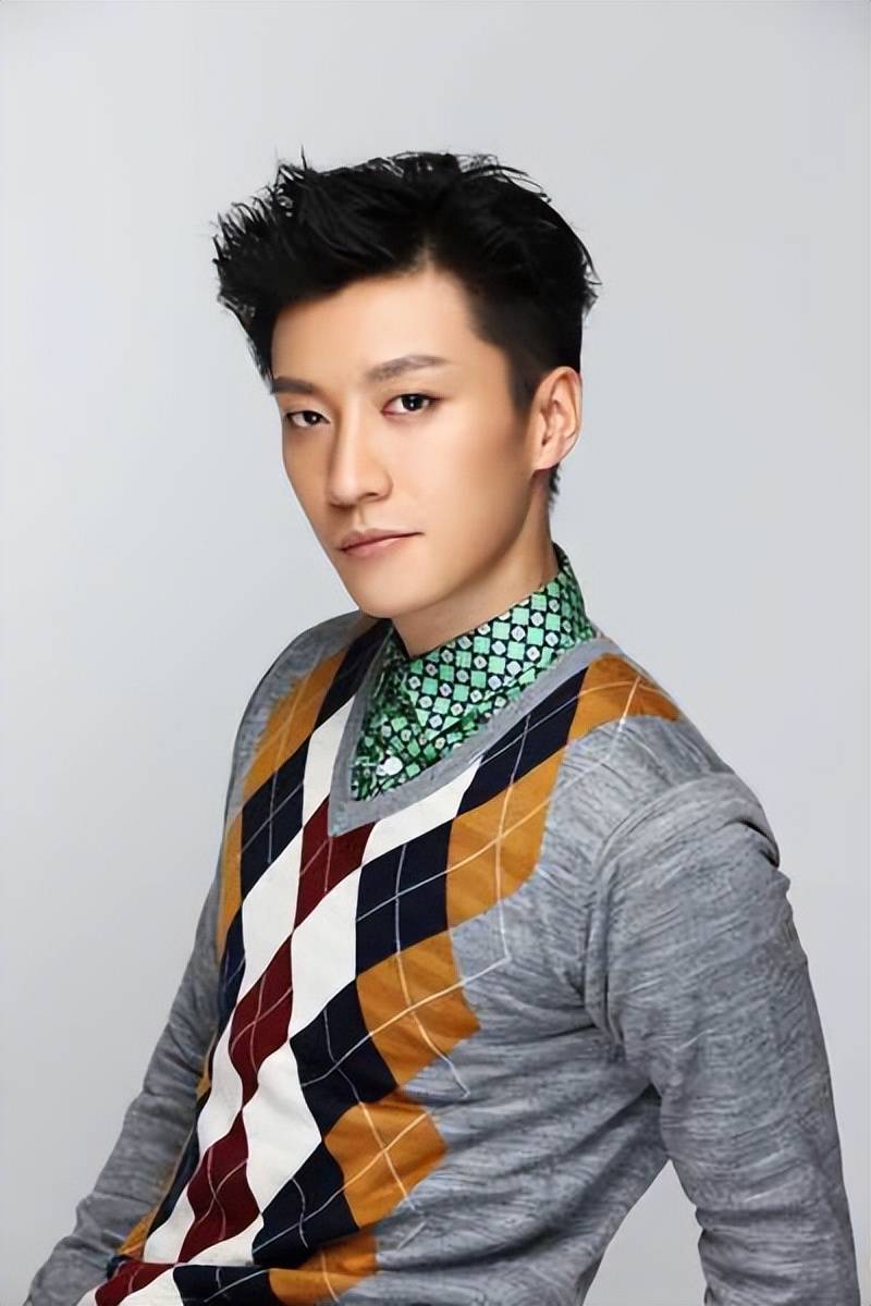 虽然是以歌手身份出道的,但乔任梁很会演戏,他转战影视圈