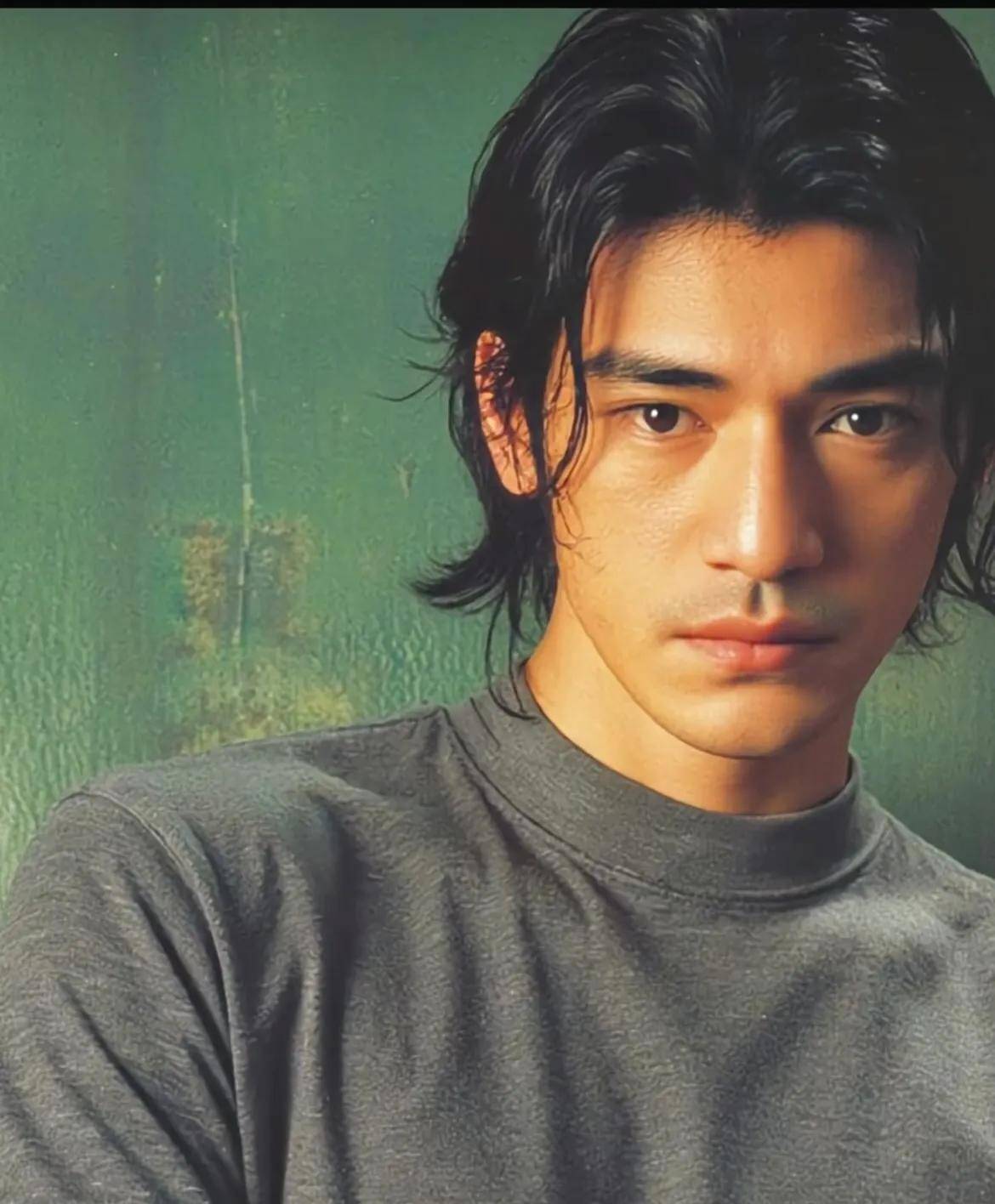 男生留长发都丑?不然你看金城武 郑伊健,一看一个不吱声