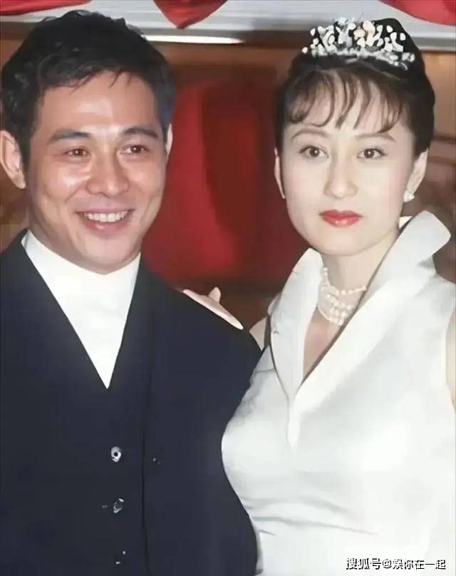 李连杰晒妻子照片,61岁利智衰老如奶奶,而62岁黄秋燕仍然美艳动人!