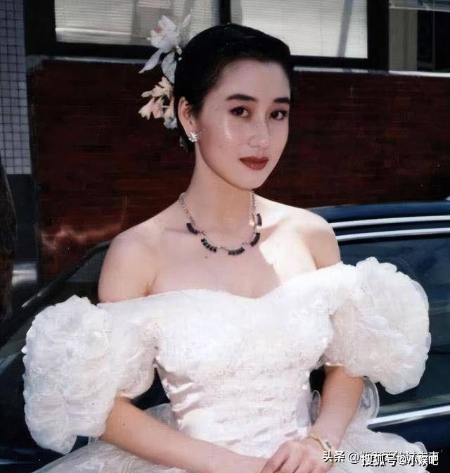 李连杰晒妻子照片,61岁利智衰老如奶奶,而62岁黄秋燕仍然美艳动人!