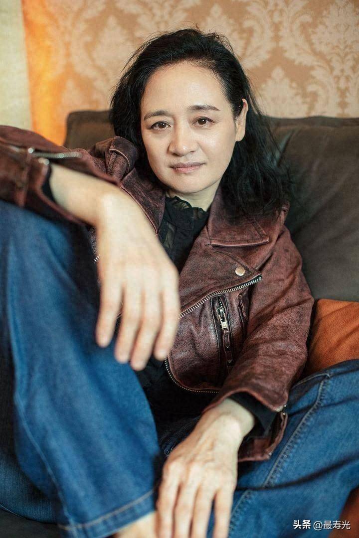 剧《雪山飞狐》,在剧中一人分饰两角,分别饰演 "袁紫衣" 和 "银姑"