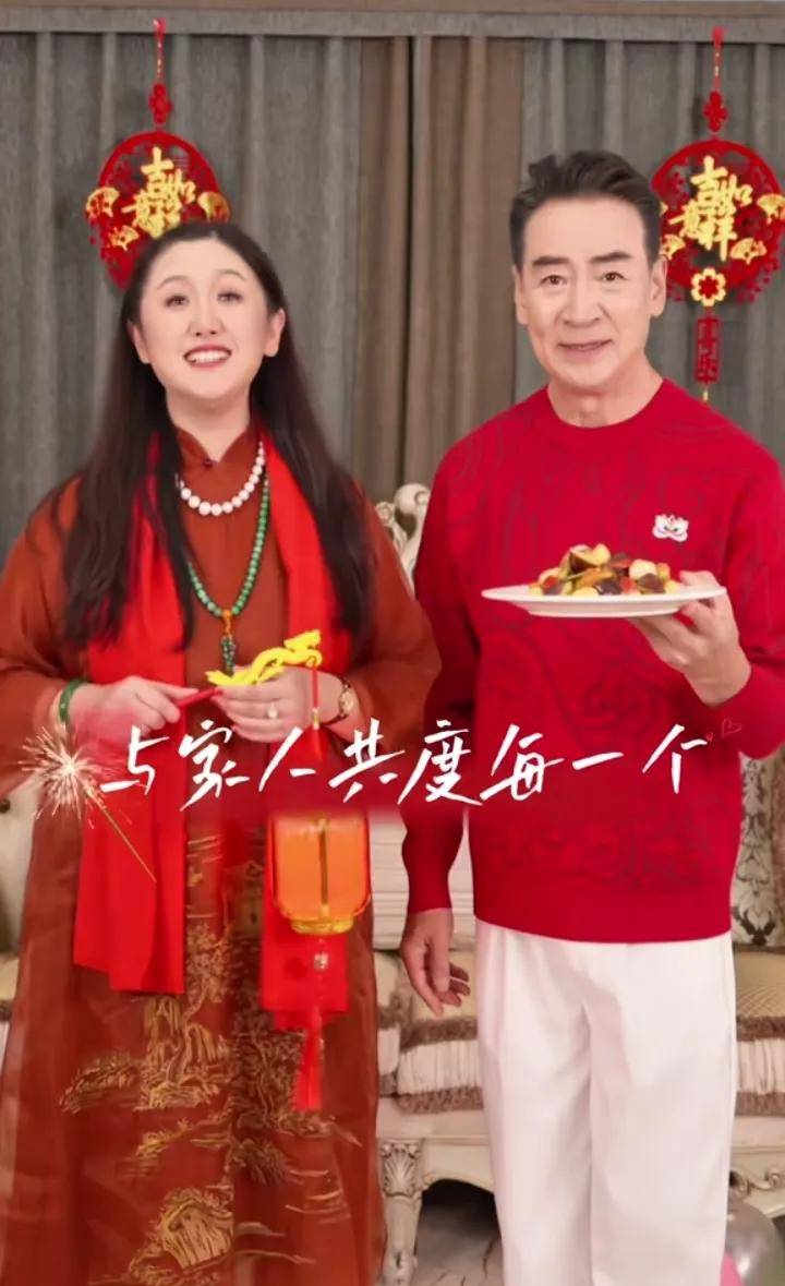 寇振海晒全家福,小21岁娇妻发福,两人的三个孩子首次同框_李婷_妻子
