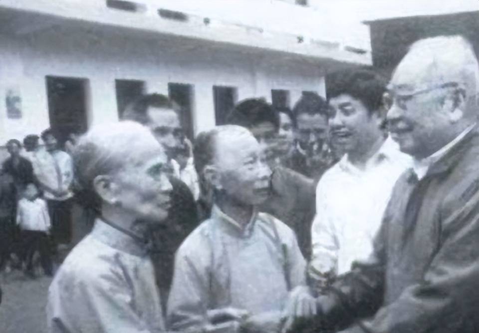 叶飞率部解放福建老家，回乡探母时，母亲问：长官，你是谁_菲律宾_叶荪卫_叶启存