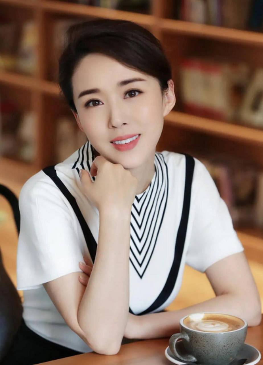 "嫦娥"颜丹晨:倒贴嫁小丈夫,44岁高龄生子,46岁身材好似少女