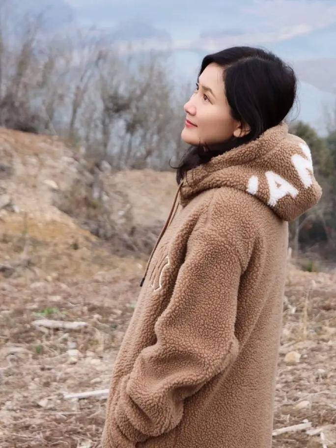 演员潘雨辰:与侯勇离婚后,和女儿相依为命,46岁不愿碰触婚姻