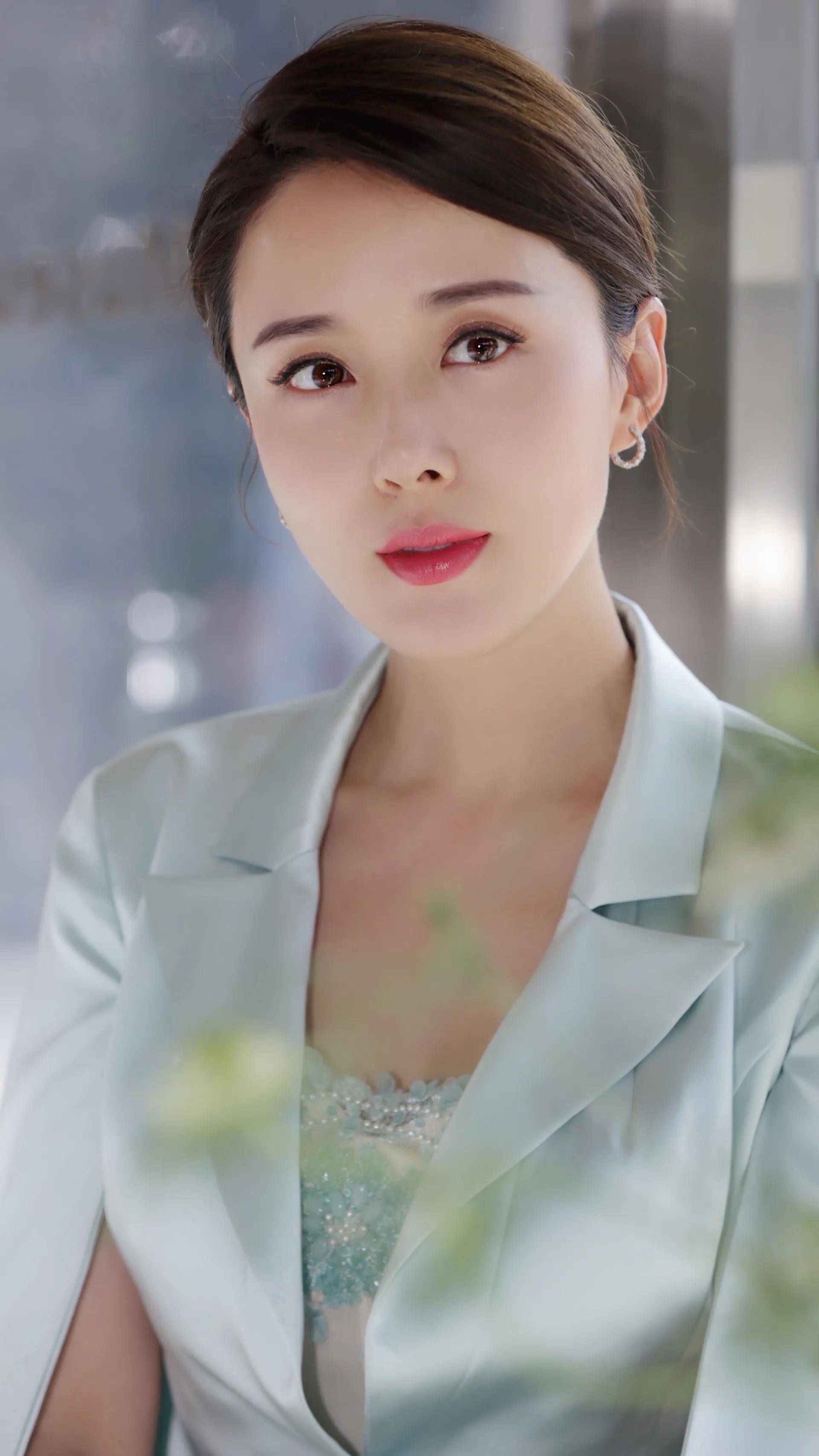 "嫦娥"颜丹晨:倒贴嫁小丈夫,44岁高龄生子,46岁身材好似少女