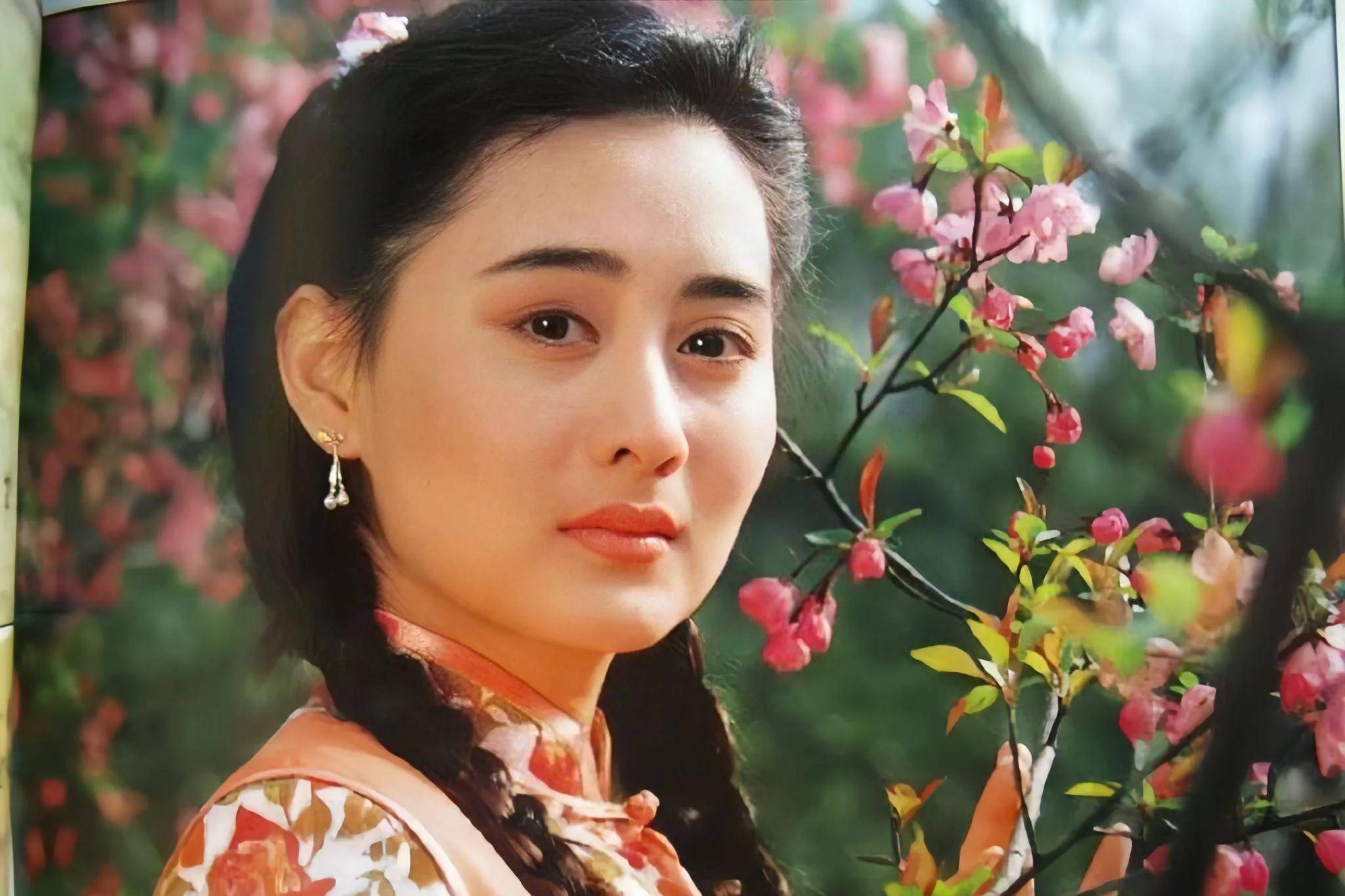 看到陈德容和陈红30年前的合照,才明白琼瑶说的"惊为天人"