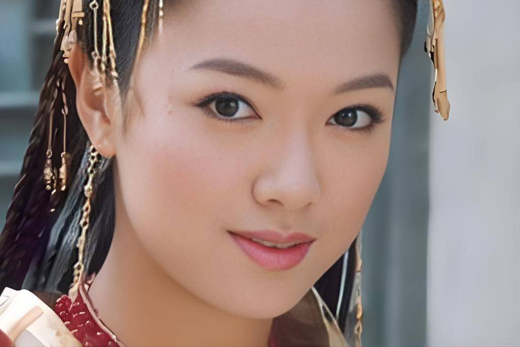 钱嘉乐在出演电视剧《烈火雄心》的时候,结识了同剧组的女演员李珊珊