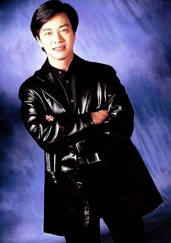 他是成龙最重要的人,曾与林心如同居8年,如今娶35岁娇妻胖成球