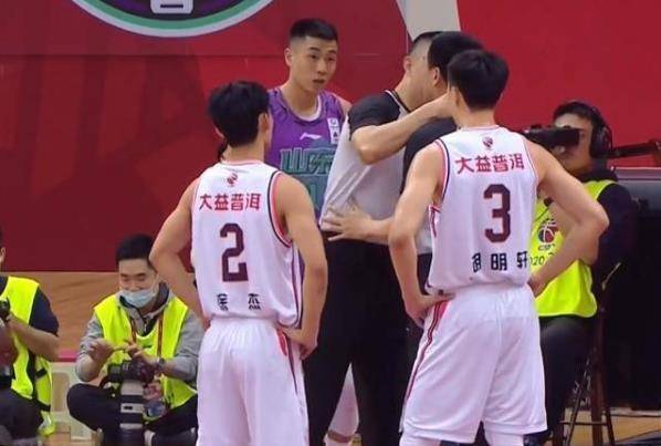 恢复不错！广东队长现身云南 球迷调侃徐杰喊你回来