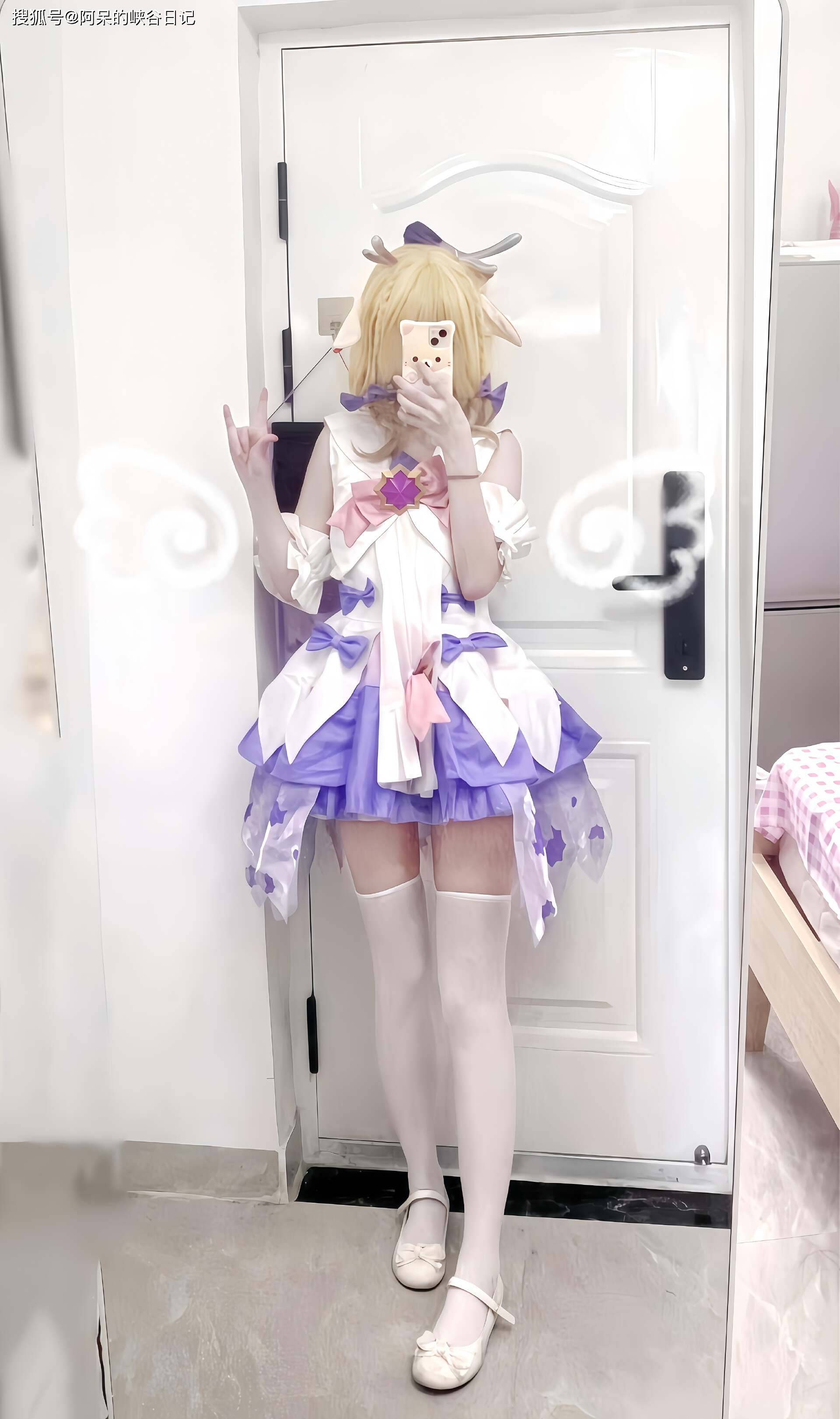 第二张图片中,小姐姐站立在门边,让我们能更清晰地看到她cosplay的