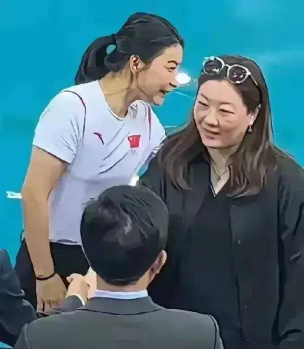 在梁锦松和伏明霞的结婚合影里,伏明霞当真貌美,如今却老得厉害