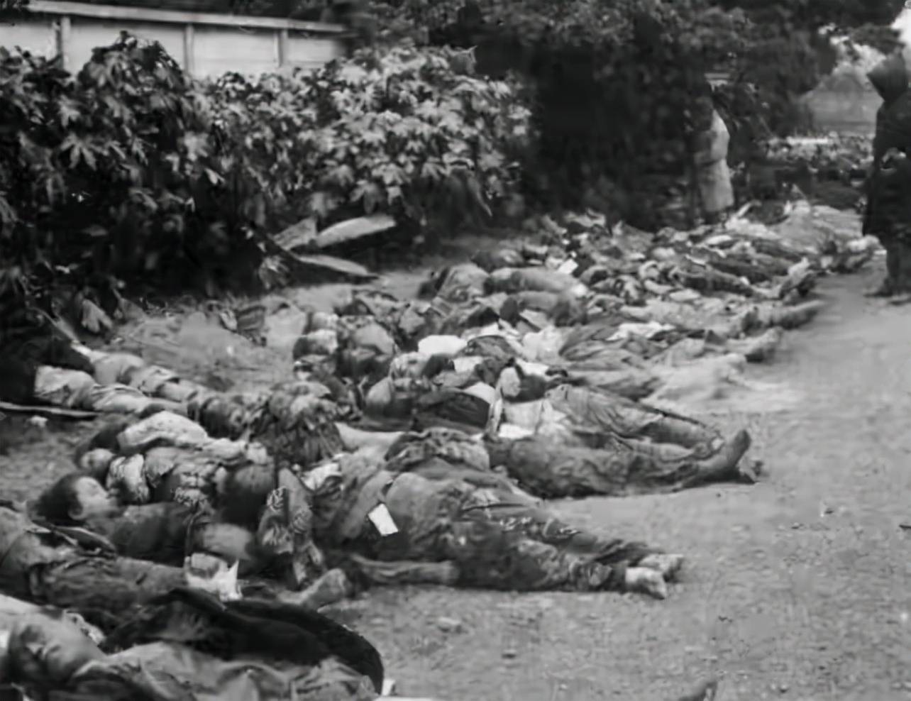 日军华北大屠杀:取出腹中胎儿练习射击,尸体填平大坑供车辆通行