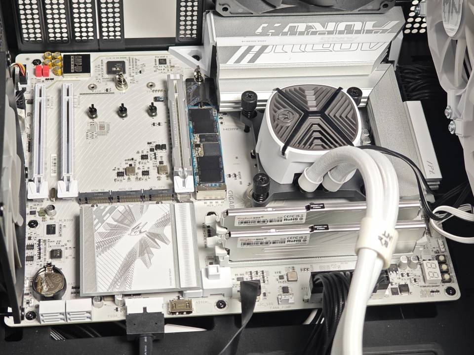 技嘉Z890冰雕主板：Ultra200S的好搭档，一键AI超频、性能全揭秘