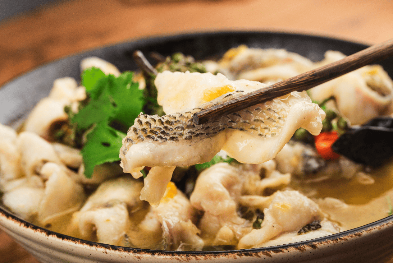 男子花近万元吃新荣记：贵食材换成便宜货 质疑