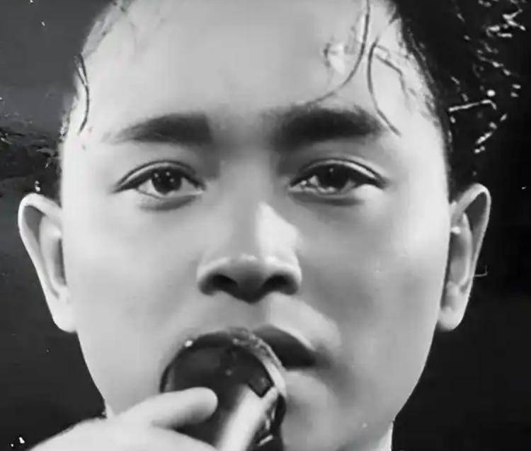 他曾与张国荣,谭咏麟齐名,车祸瘫痪后,被妻子扔养老院22年