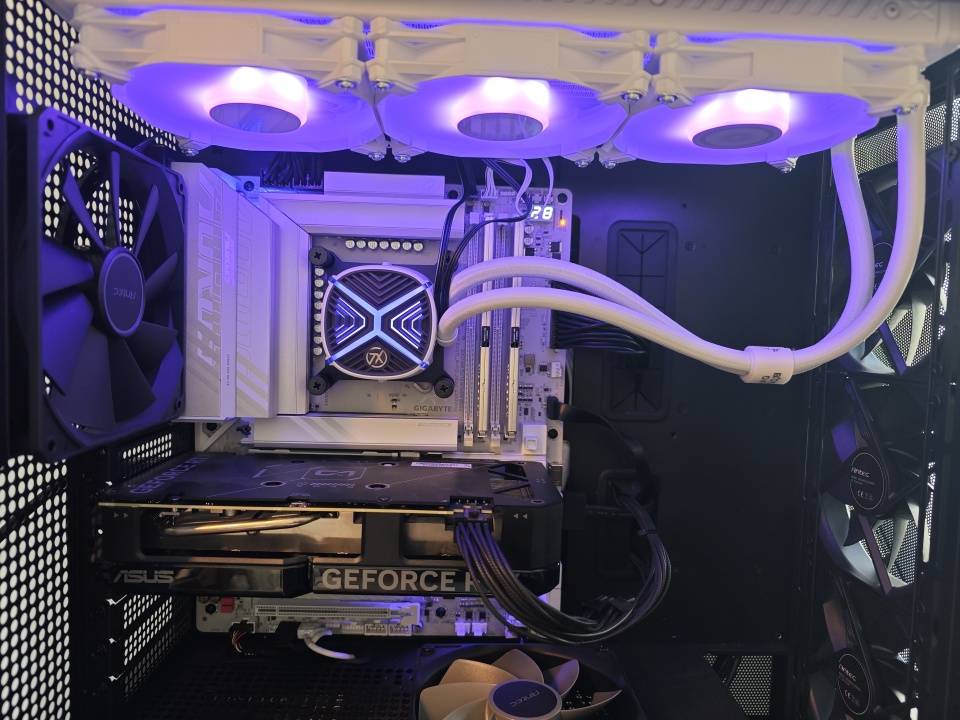 技嘉Z890冰雕主板：Ultra200S的好搭档，一键AI超频、性能全揭秘