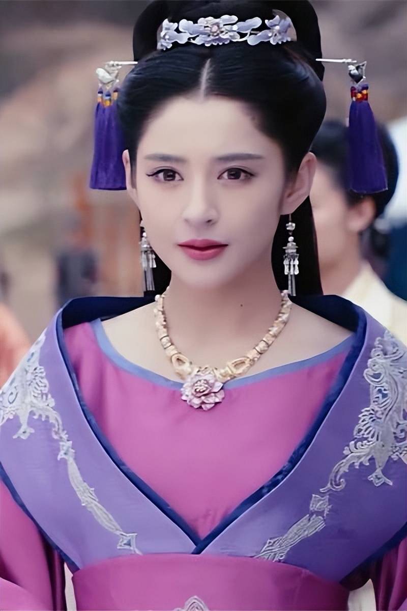 李心艾晒结婚喜讯,18万钻戒又大又闪,老公是短剧演员小她9岁