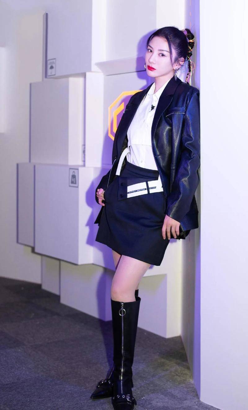 黄奕和11岁女儿同框体态丰腴颜值不低网友感慨长得像爸爸