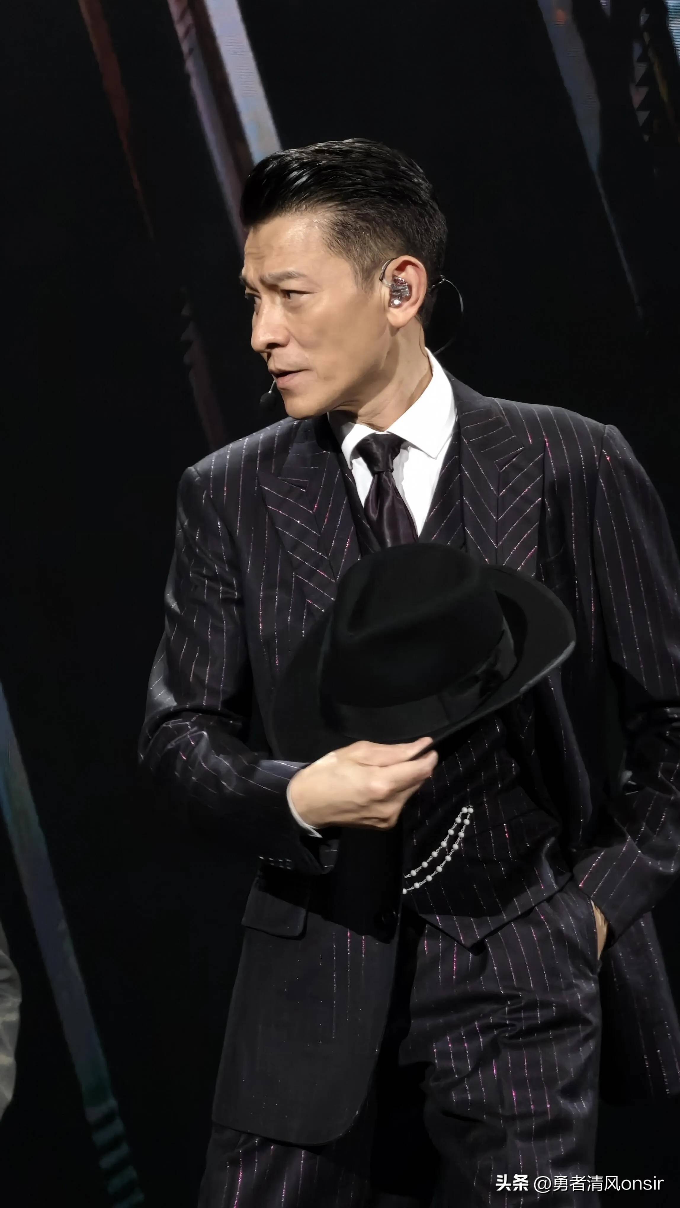 霍启刚夫妇现身刘德华演唱会郭晶晶素颜也好美夫妻俩自拍超甜蜜