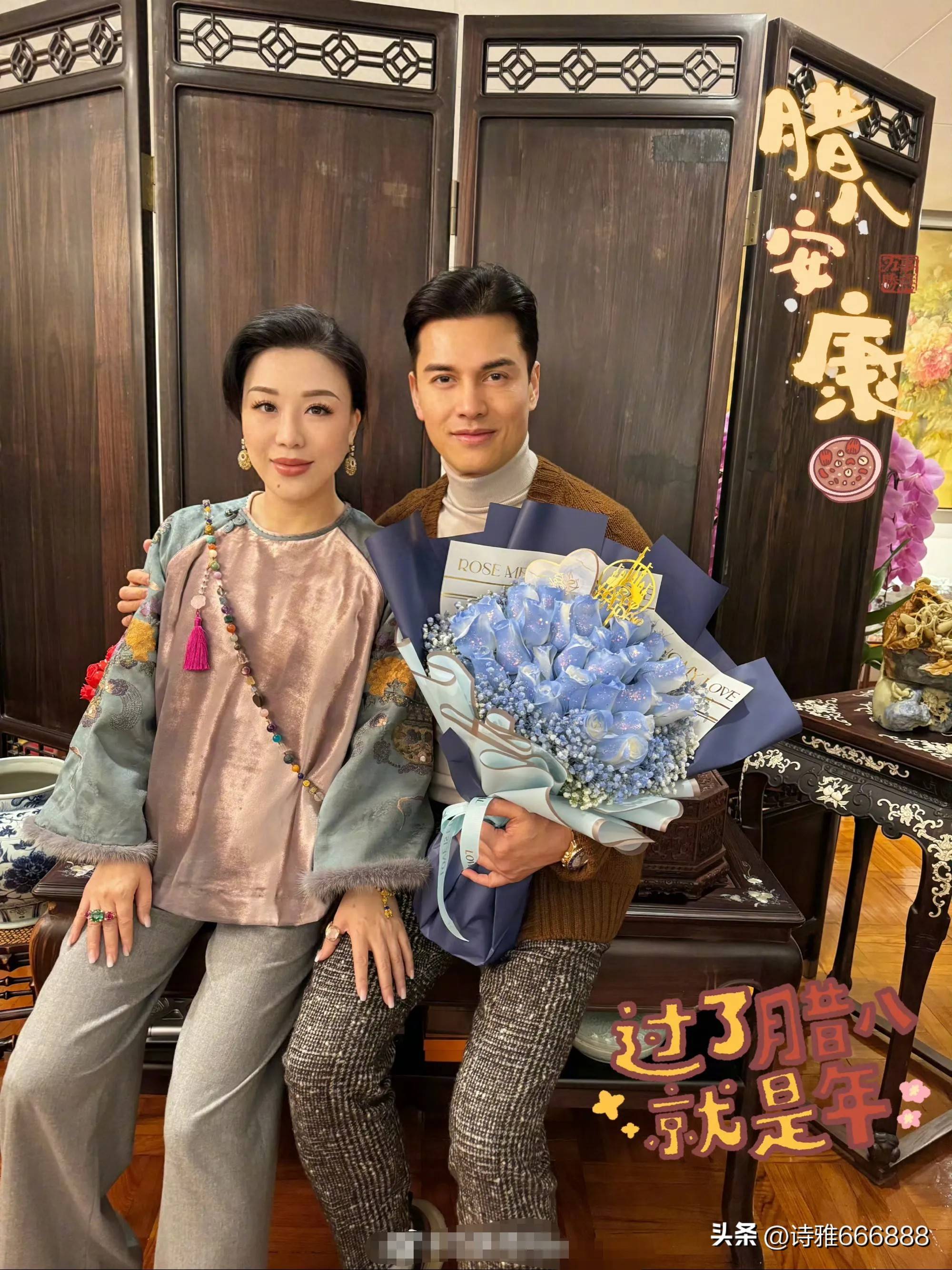 69岁吕良伟腊八节晒合影,与小15岁妻子杨小娟同框看不出年龄差!