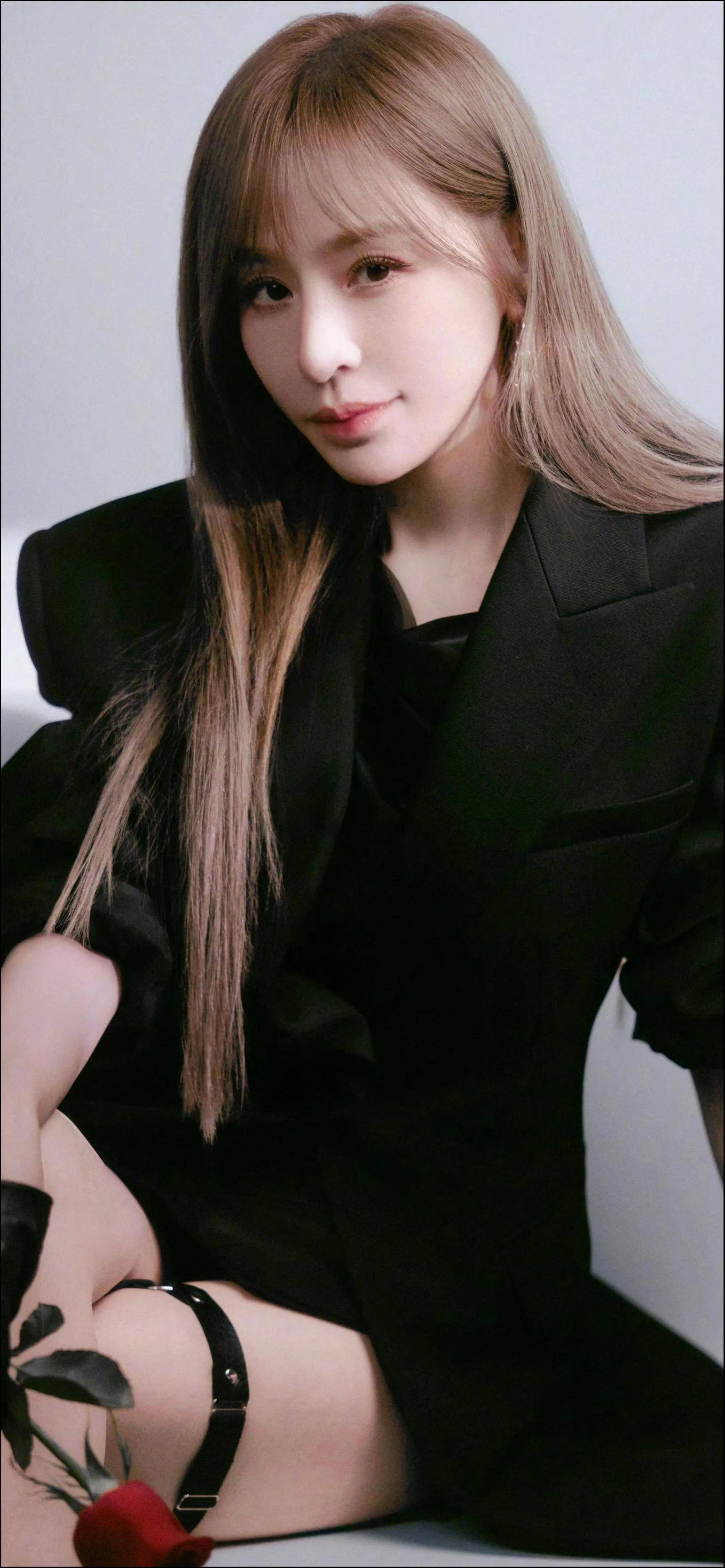 大腿上这根带子是干什么用的?王心凌姐姐高清无水印时尚壁纸美图