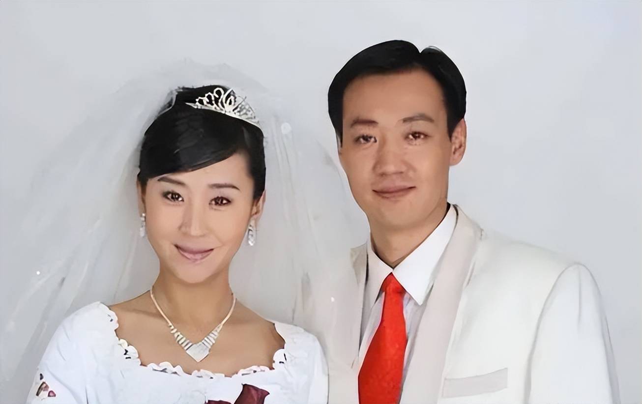 演员苗圃:嫁大19岁富商,婚后生一儿一女,现在一家四口幸福美满
