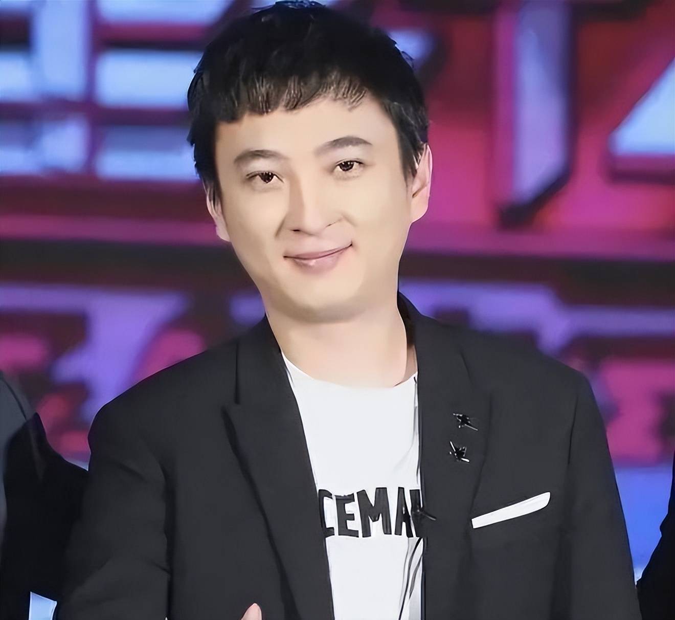 懒懒为王思聪庆37岁生日,酒店内吹蜡烛吃蛋糕,一起品尝35万海胆