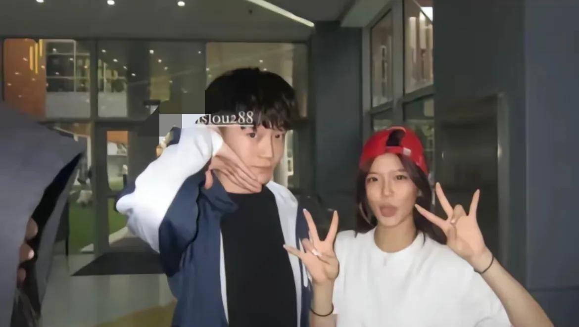 钟丽缇16岁二女儿恋爱，晒多张男友照片，牵手躺床上搂怀里各种晒_张思捷_网友_账号