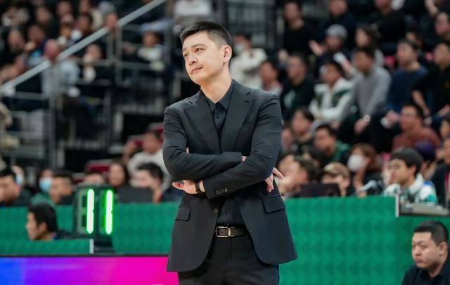 CBA快讯！郭艾伦挑战徐杰，赵睿叫板广州，杨鸣派出最强五小