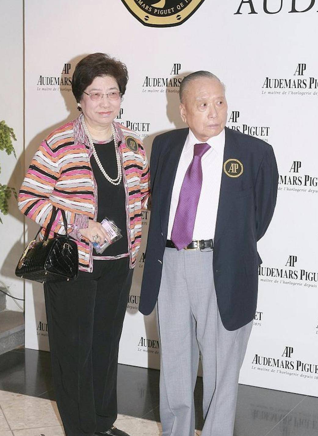 林建岳邱达昌俩豪门聚餐,子女打成一片,林恬儿搂着父亲义父合照