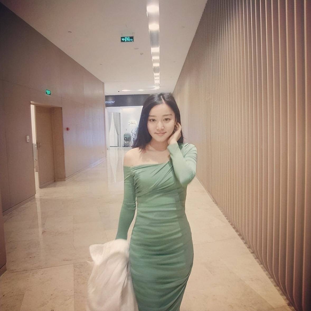 马龙夫妇米兰探店,夏露一身行头超五万,真人美到发光,不输明星