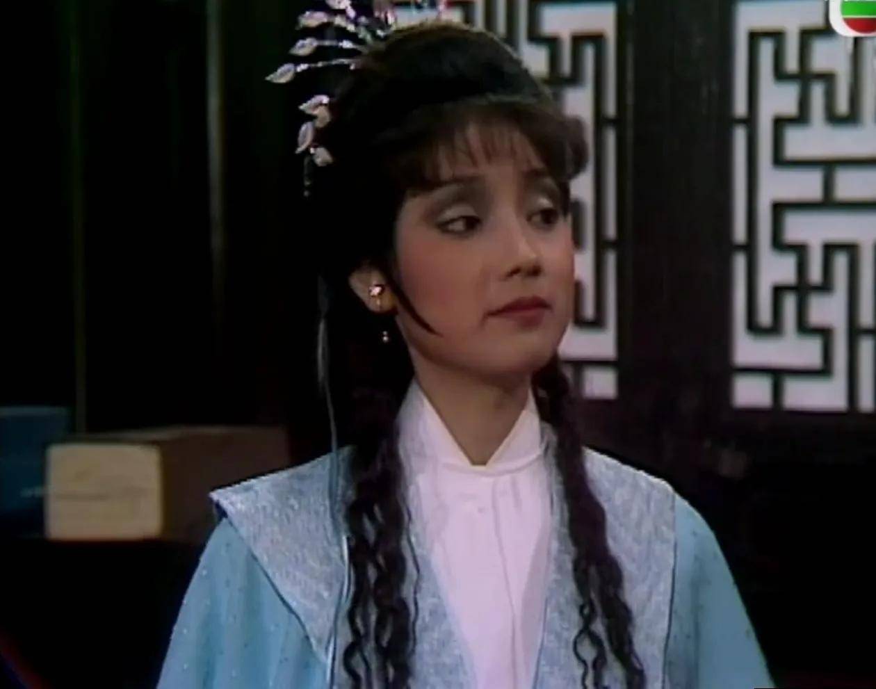 1984年,戚美珍通过tvb艺员训练班毕业,很快在武侠剧《笑傲江湖》中